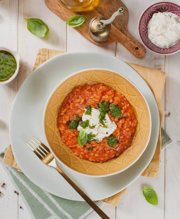 A Tomaten-Orzotto mit Burrata und Basilikumsauce | Pomito Austria
