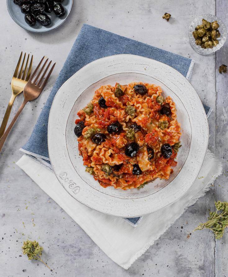 Reginette mit Sauce aus frischem Thunfisch, Tomaten, schwarzen Oliven ...