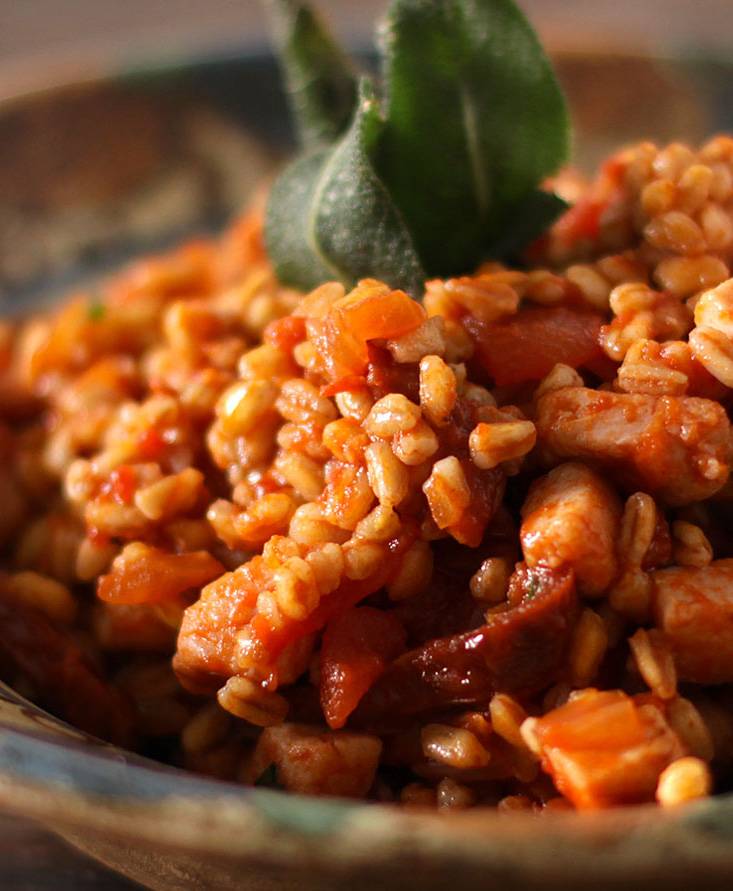 Glatt verrührter Dinkel mit Gelbflossen-Thunfischsauce und gebratenem Salbei