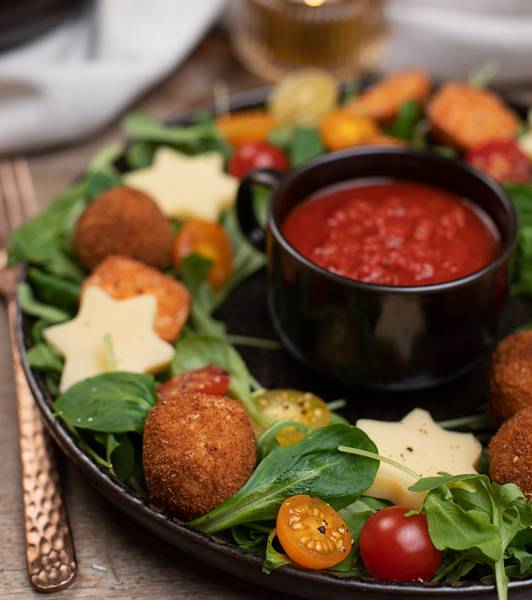 Rucolakranz mit Tomaten Arancini Bällchen