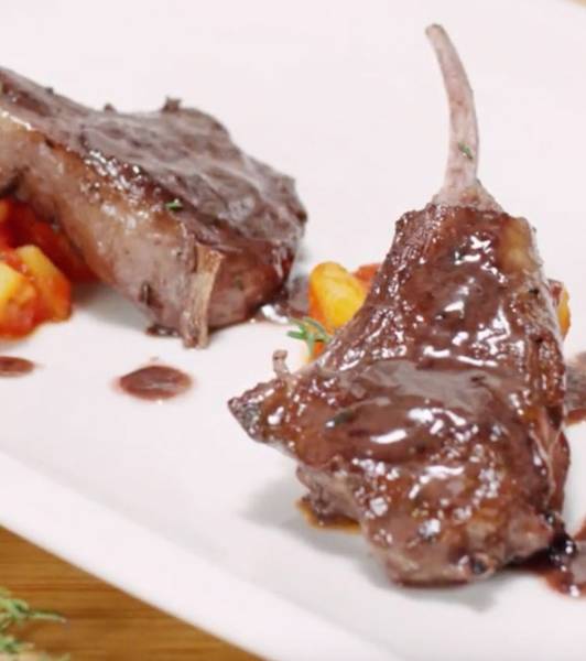 Lammkoteletts auf Tomaten-Kartoffel-Ragout