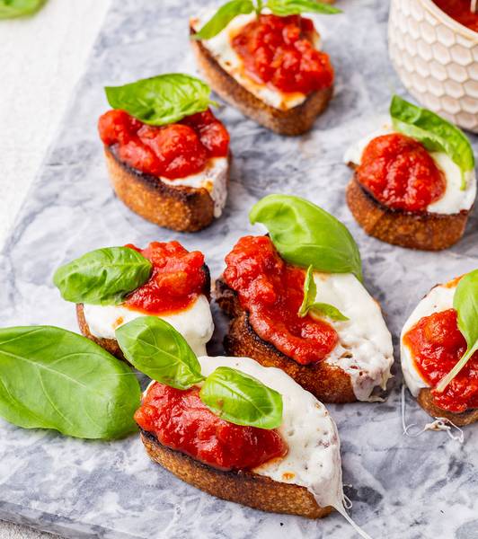 Crostini mit Basilikum, Mozzarella und Tomate