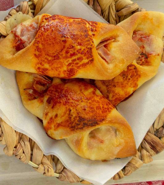 Weiche Stangenbrötchen mit Kochschinken, Provola und passierten Tomaten von Pomìto