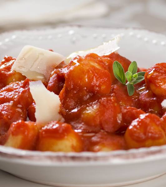 GNOCCHI MIT TOMATENSAUCE UND FEIN GEHOBELTEM PARMESAN