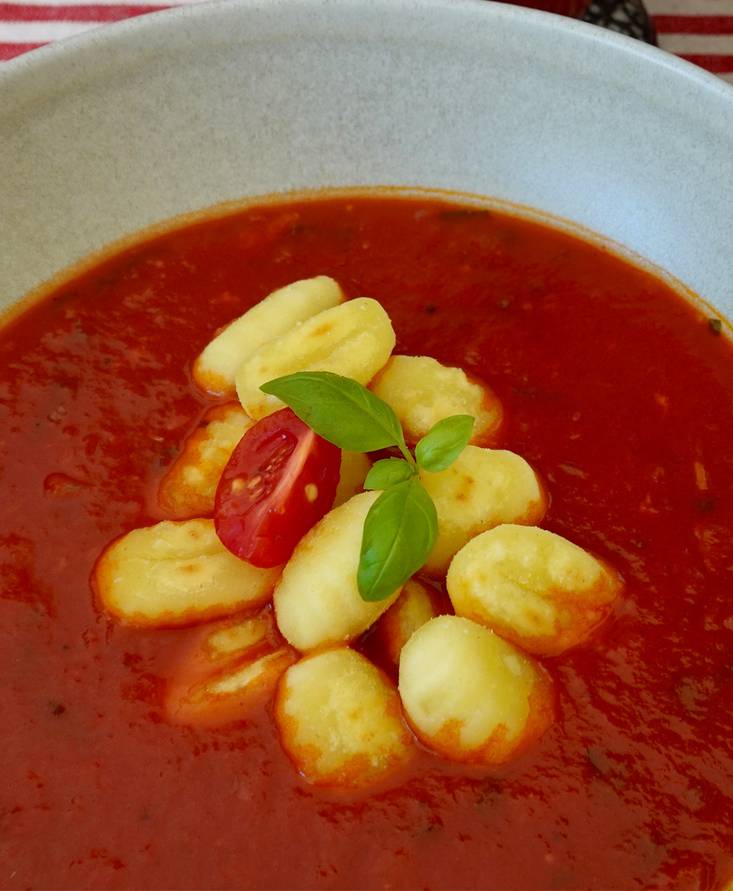 Tomatensuppe mit Gnocchi | Alina @theveganaustrian | Pomito Austria