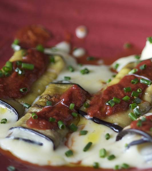 Gratinierte Auberginenröllchen mit Tomatensauce