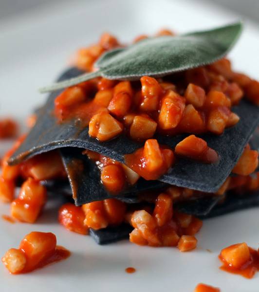 Schwarze Lasagne mit Tintenfischragout