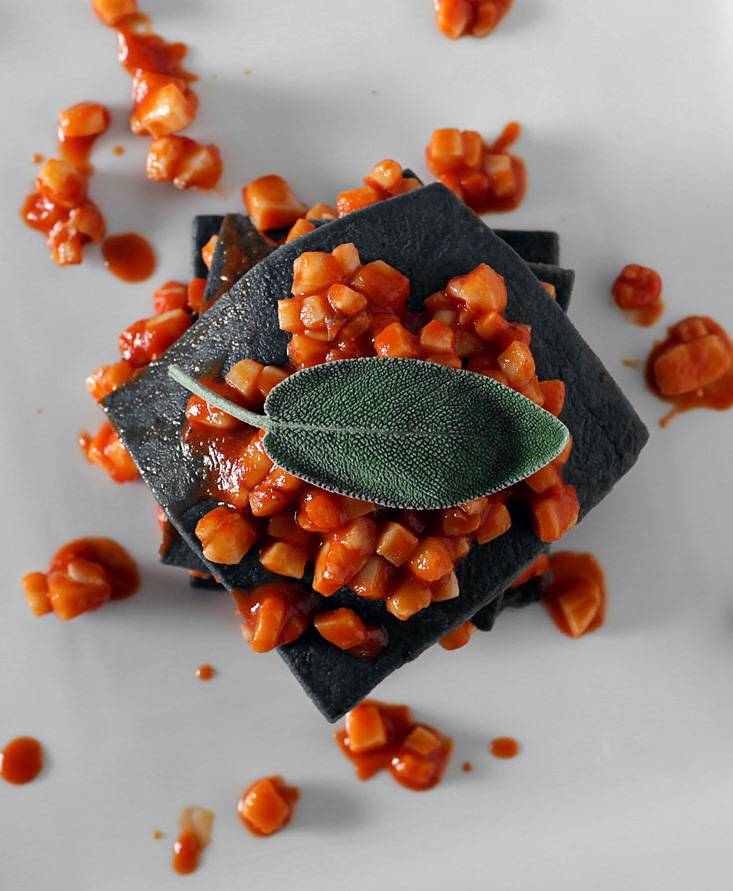 Schwarze Lasagne mit Tintenfischragout