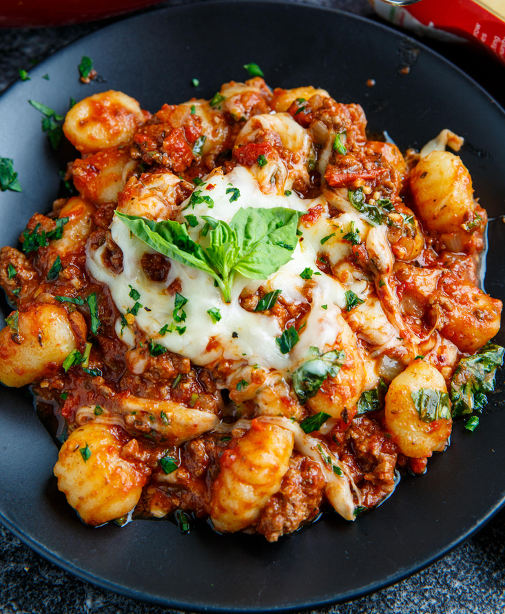 Mit Mozzarella überbackene Gnocchi Bolognese