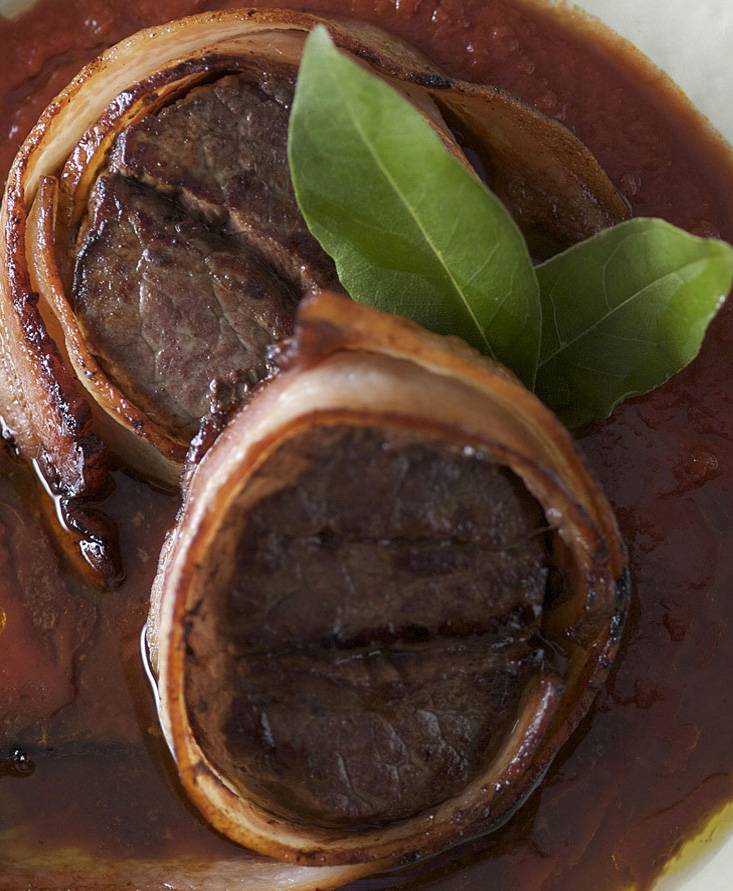 Rindermedaillons mit Speck, Tomaten und Rotwein