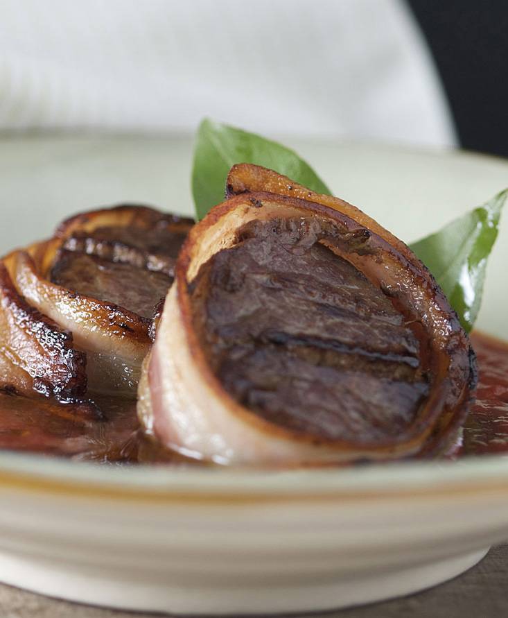 Rindermedaillons mit Speck, Tomaten und Rotwein | Pomito Austria
