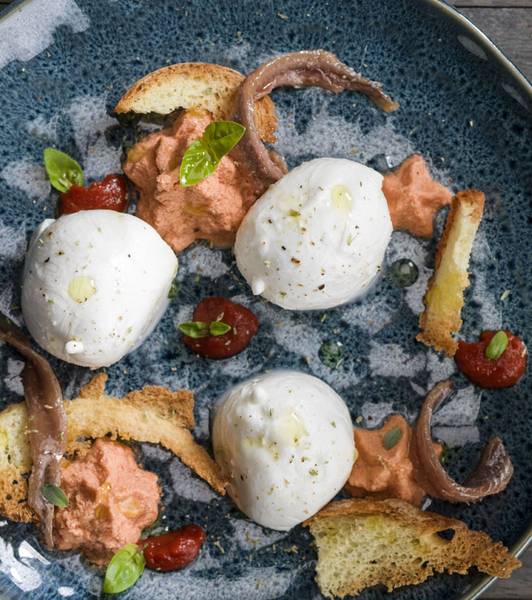 BÜFFELMOZZARELLA-KUGELN MIT TOMATEN-ESPUMA, SARDELLEN UND RÖSTBROT