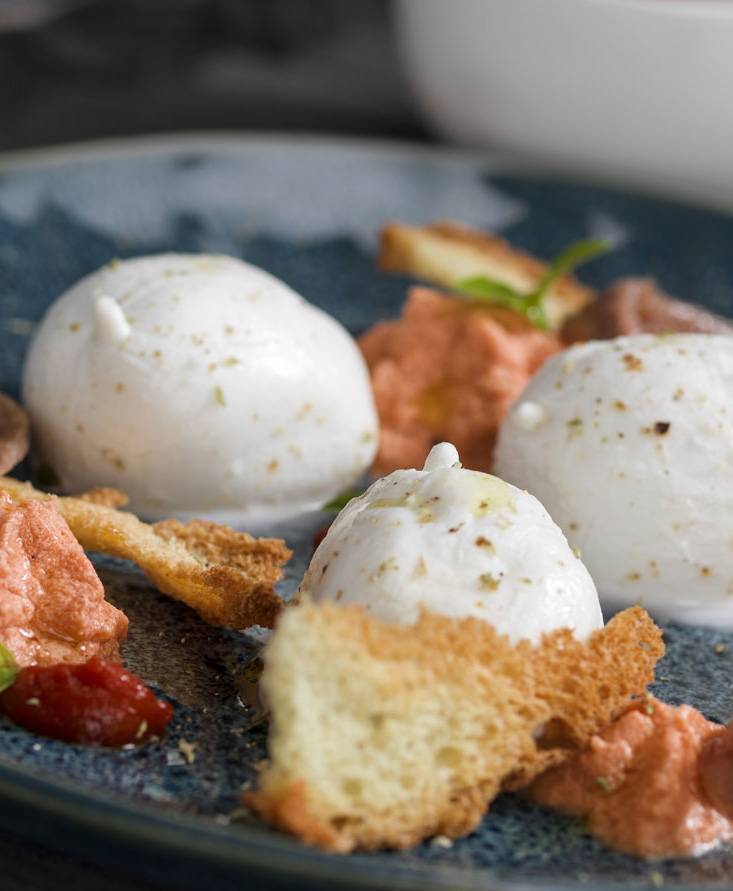 BÜFFELMOZZARELLA-KUGELN MIT TOMATEN-ESPUMA, SARDELLEN UND RÖSTBROT