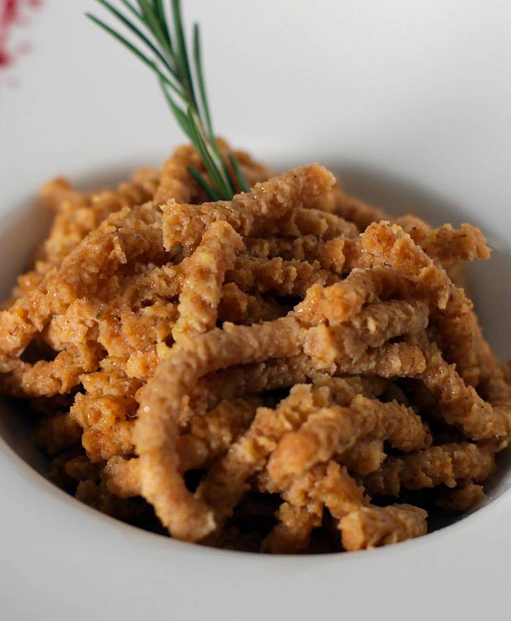 Passatelli-Nudeln aus Dinkelmehl (mit Tomaten und Basilikumsauce) mit ...