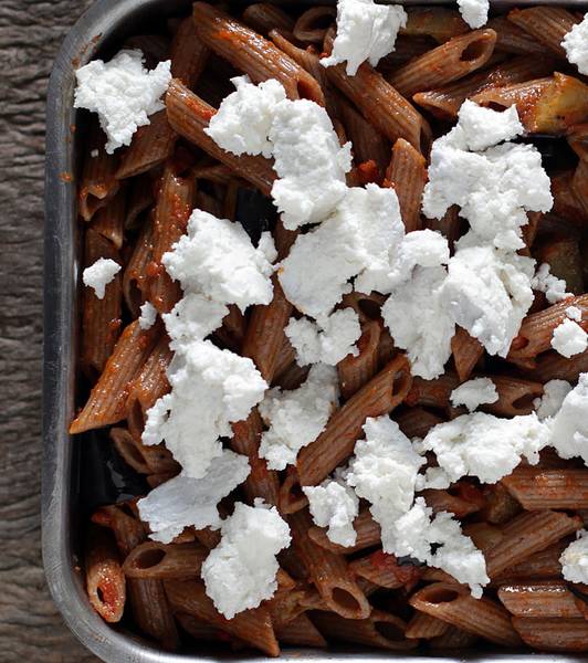 Schwarze Pennette nach Sizilianischer Art mit Ziegenricotta gratiniert