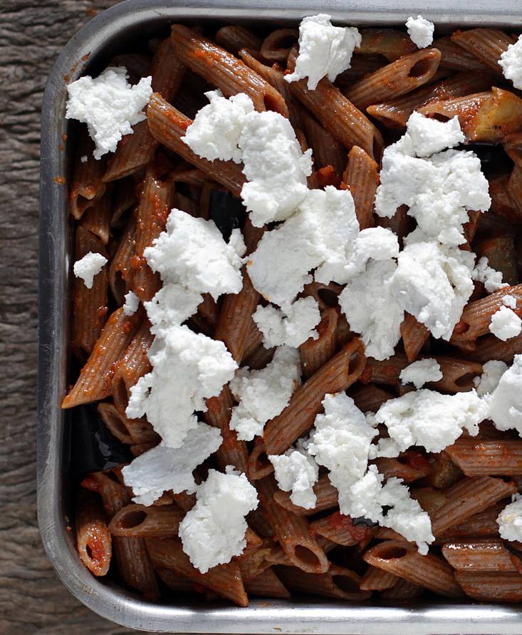 Schwarze Pennette nach Sizilianischer Art mit Ziegenricotta gratiniert