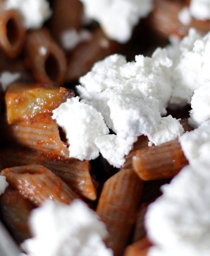 Schwarze Pennette nach Sizilianischer Art mit Ziegenricotta gratiniert