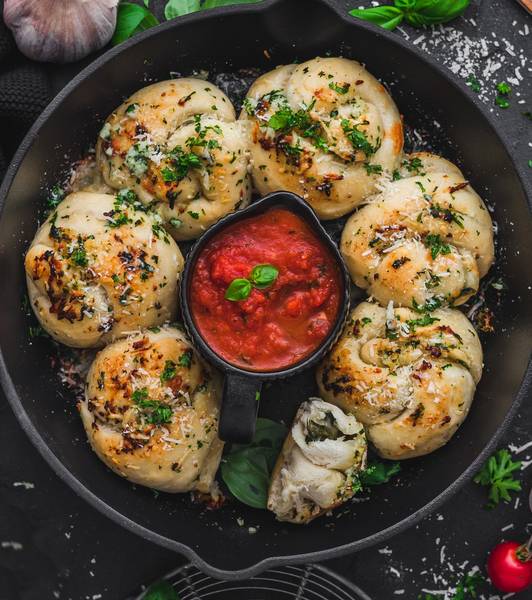 Knoblauch-Pizzaknoten mit Tomatendip