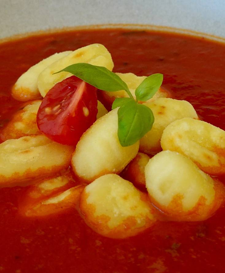 Tomatensuppe mit Gnocchi | Alina @theveganaustrian | Pomito Austria